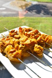 Brochettes de poulet mariné au curry