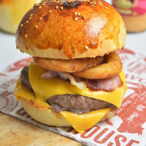 Burger au bacon et onion rings