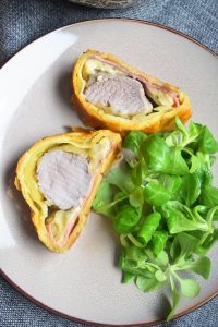 Filet mignon au jambon, emmental, oignon et moutarde en croûte de pâte feuilletée