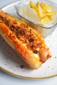 Hot dog maison et sauce cheddar avec frites