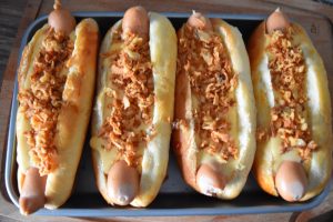 Pain hot dog, saucisse, sauce cheddar, oignons frits