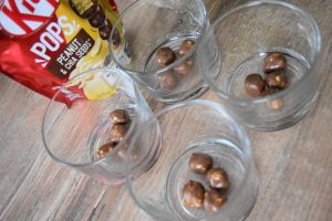 Kit Kat Pops dans la mousse au chocolat