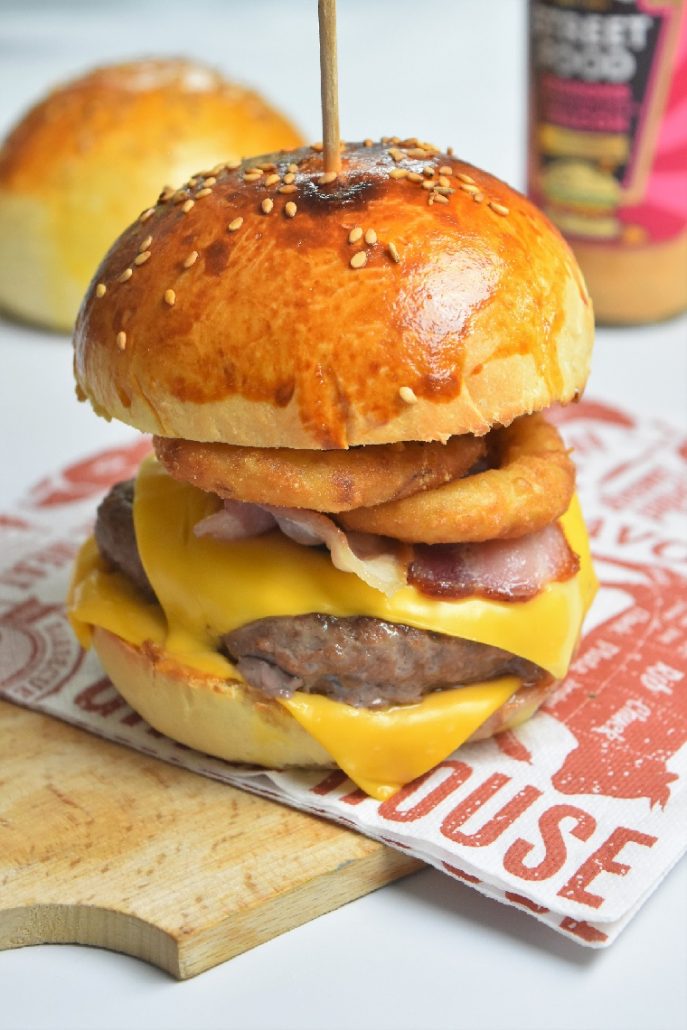 Burger au bacon et onion rings