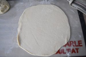 Etaler la pâte à pizza au rouleau