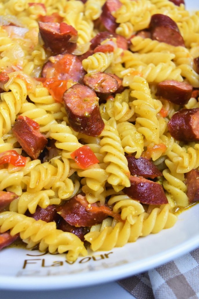 Fusilli, pesto et saucisses fumées metka