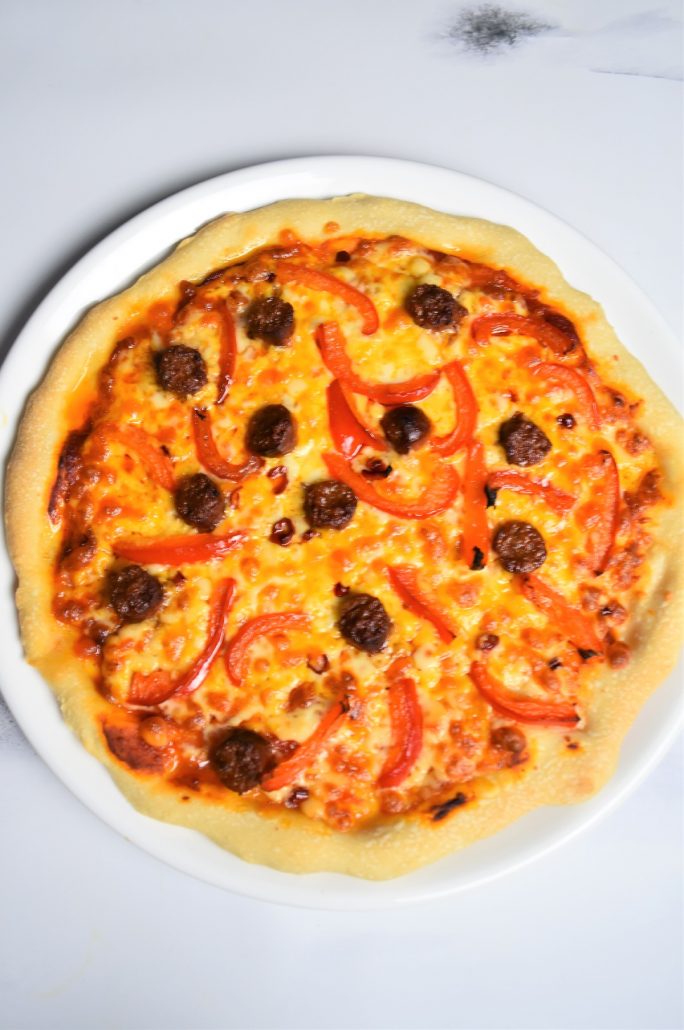 Pâte à pizza italienne et merguez, poivron rouge, fromages