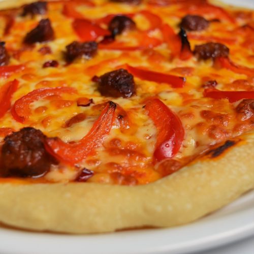 Pizza merguez, poivron cheddar avec pâte pousse lente