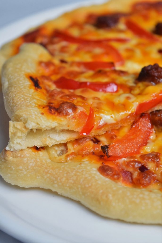 Pizza merguez, poivron et cheddar avec pâte à pizza italienne