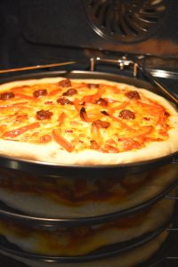 Pizzas individuelles en cuisson sur support