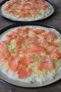 Pizza saumon fumé, sauce blanche citron et mozzarella