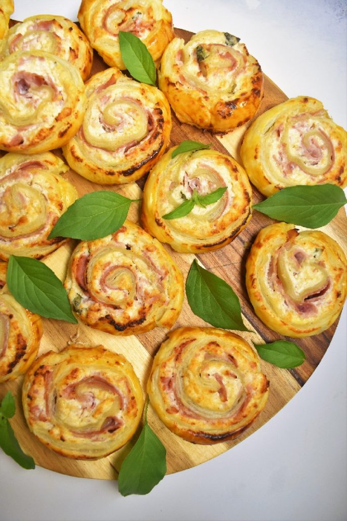 Roulés feuilletés au jambon, ricotta et basilic