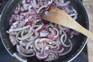 Oignons rouges caramélisés