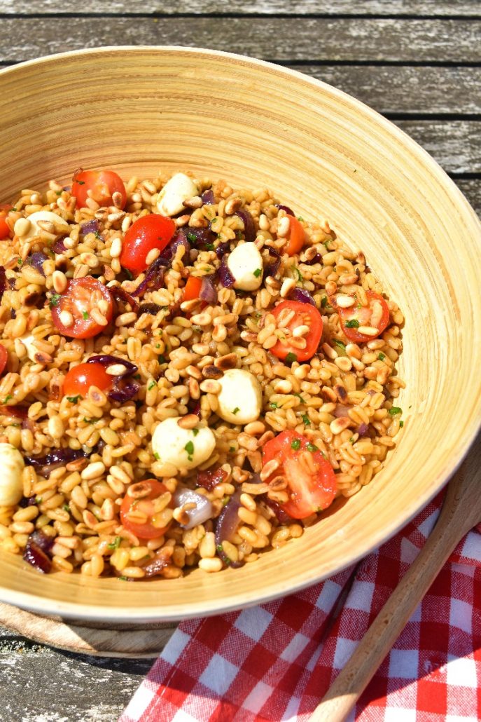 Salade froide au blé et oignons caramélisés