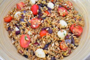 Salade de blé froide aux oignons caramélisés