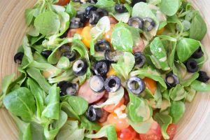 La salade grecque aux pâtes, maison