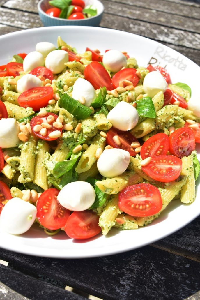 Pâtes au pesto de baasilic, ricotta, mozzarella et tomates