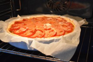 Cuisson de la tarte à la tomate salée