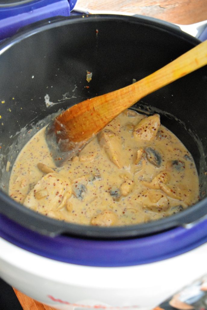 Aiguillettes de poulet à la crème, moutarde à l'ancienne et champignons