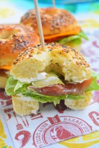 Bagel au saumon fumé, fromage frais, salade et avocat