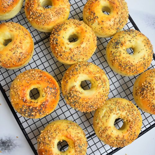 Mini bagels cuits dans un moule à donuts