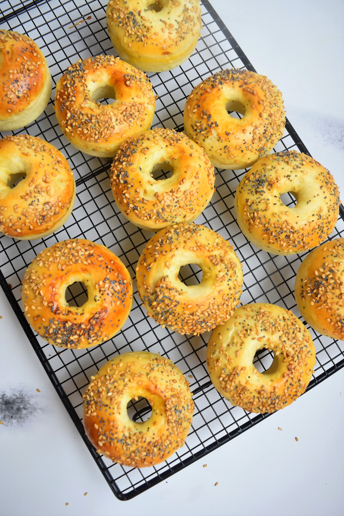 Mini bagels cuits dans un moule à donuts