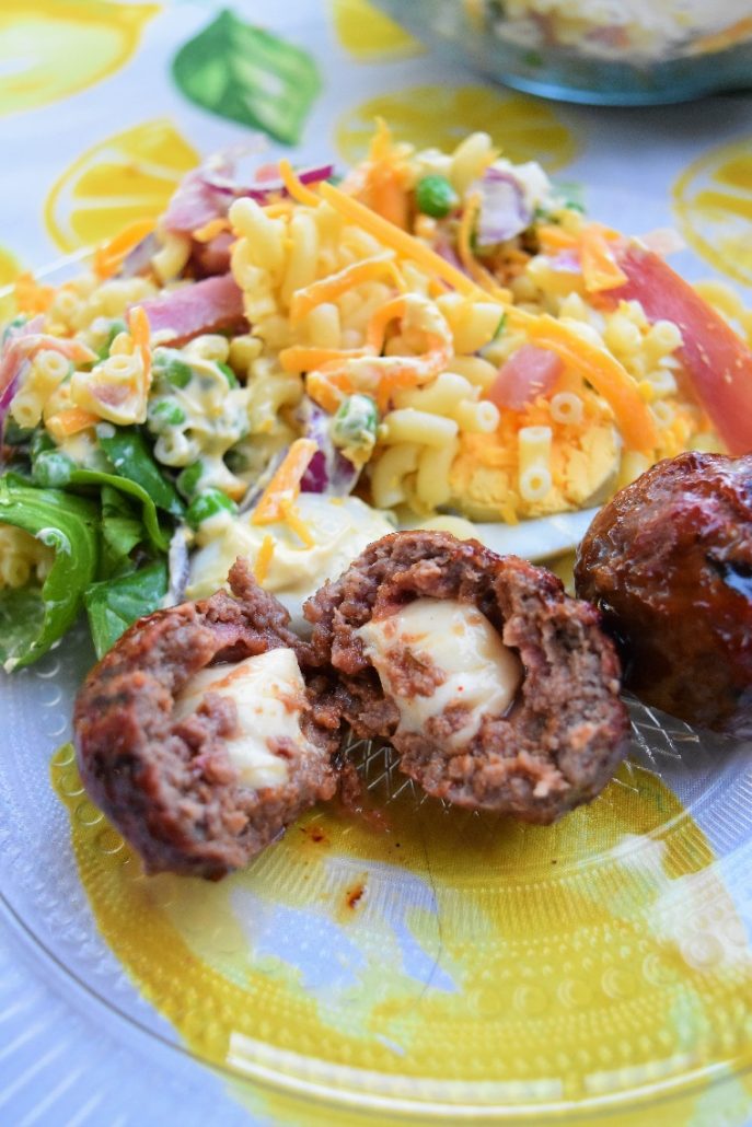 Boulettes de boeuf à la mozzarella cuites au barbecue