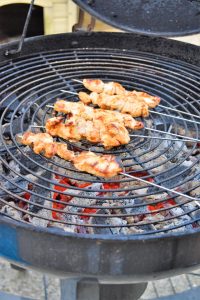 Brochettes de poulet satay au barbecue
