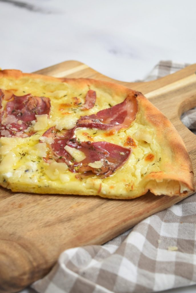 Pizza carbonara sur pâte fine et moelleuse