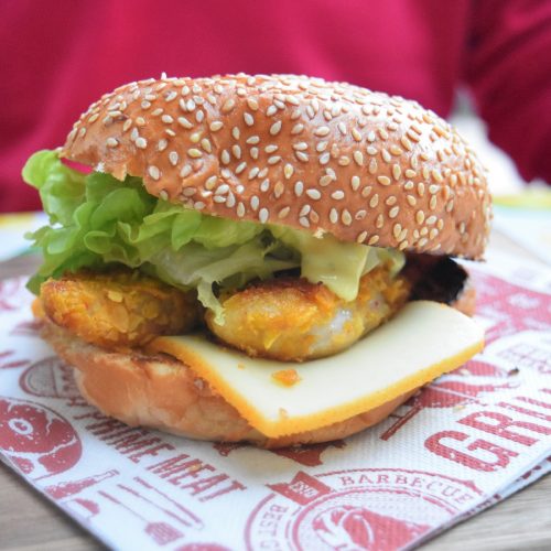 Burger au poulet pané croustillant aux corn flakes