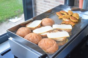 Burger au poulet pané et fromage cuisson plancha