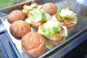 Burger de poulet pané sur plancha