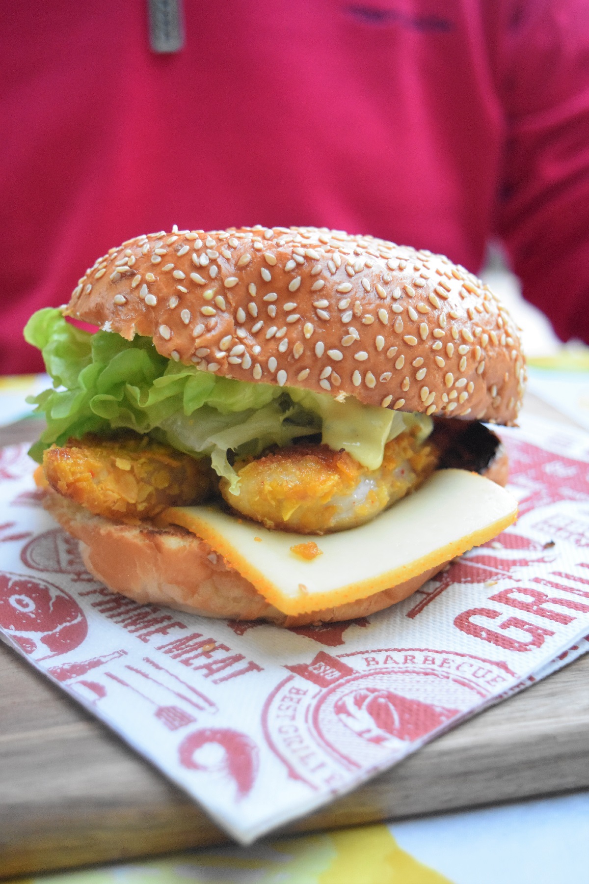 Burger au poulet pané croustillant aux corn flakes