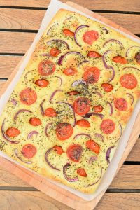 Focaccia moelleuse aux tomates et herbes