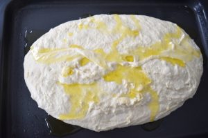 Huile d'olive sur pâte à focaccia