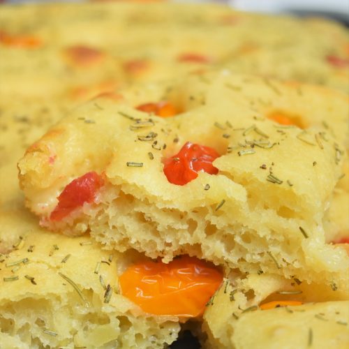 Focaccia à la pomme de terre et tomates cerises