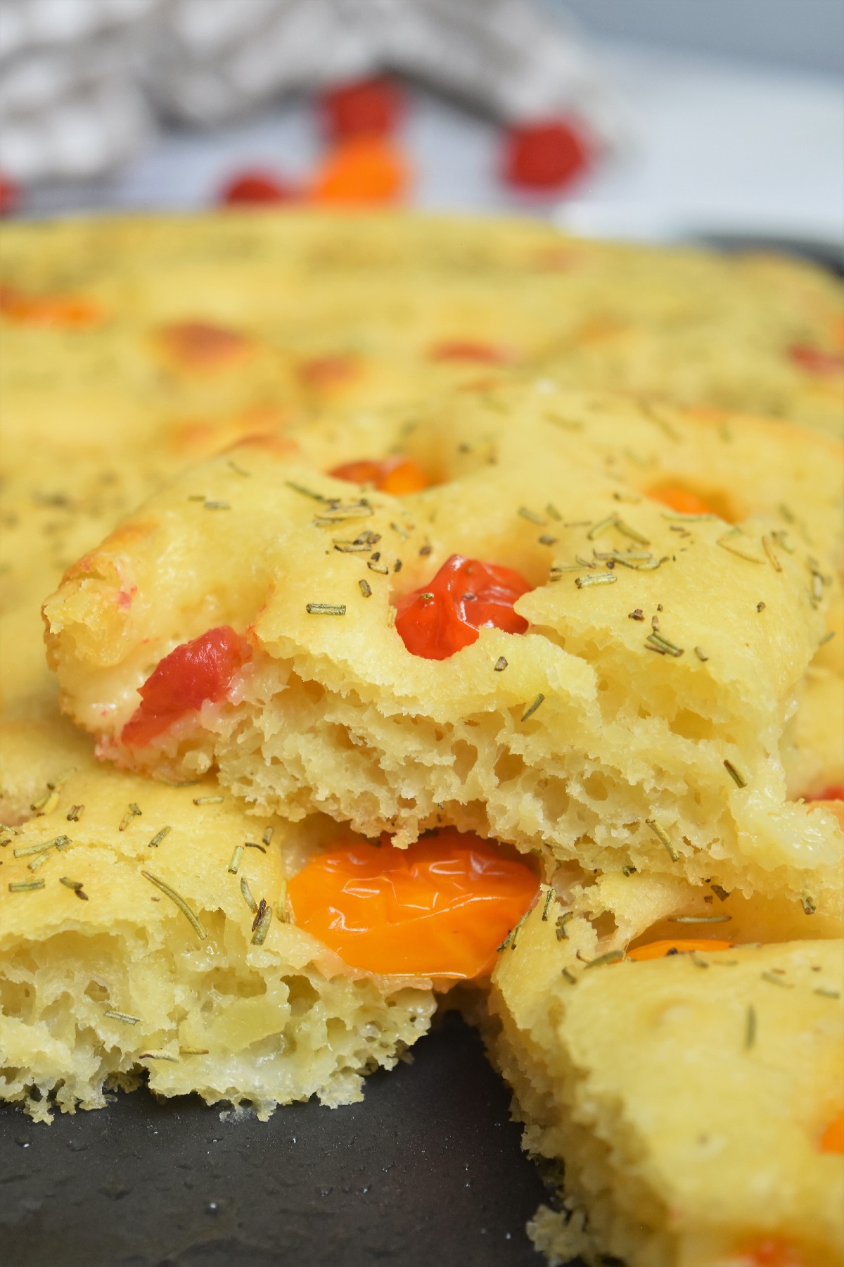 Focaccia à la pomme de terre et tomates cerises