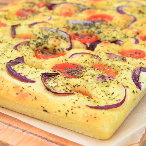 Focaccia des Pouilles aux tomates, herbes et oignon rouge