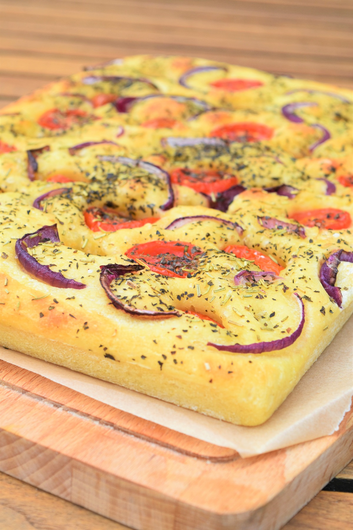 Focaccia des Pouilles aux tomates, herbes et oignon rouge