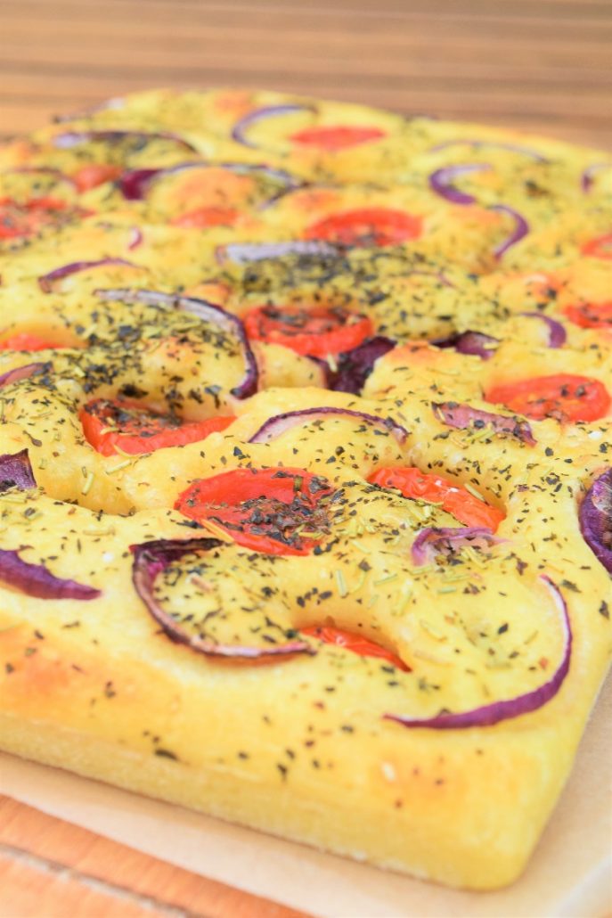 Focaccia aux herbes, tomates et oignon