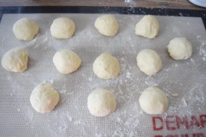 Boules de pâte à mini bagels