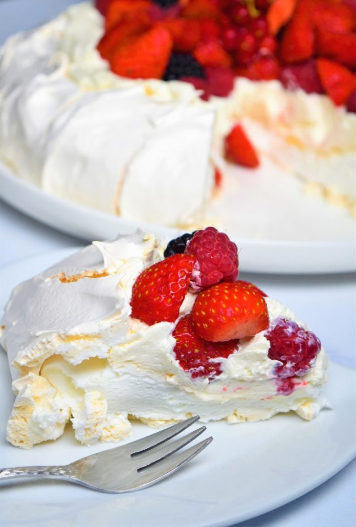 Pavlova avec meringue croustillante à l'extérieur et moelleuse à l'intérieur