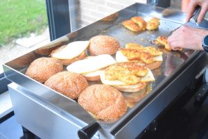 Burger fromage poulet sur plancha