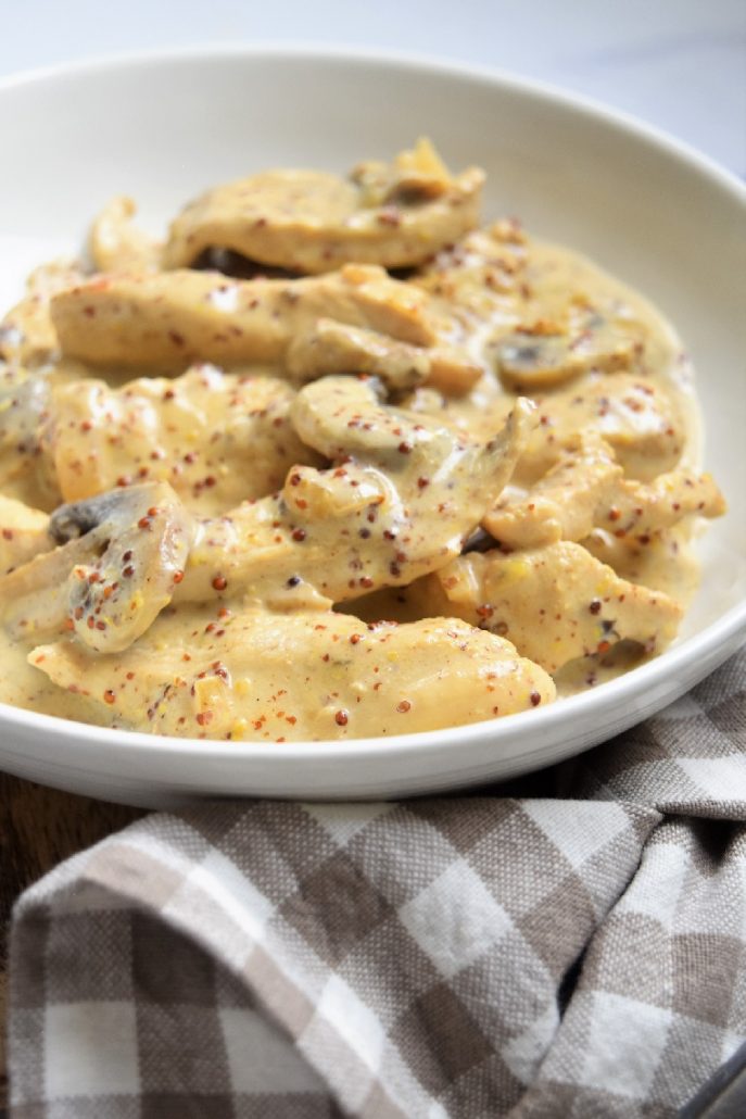 Aiguillettes de poulet à la crème, moutarde et champignons