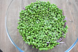 Petits pois surgelés saupoudrés de sucre en poudre