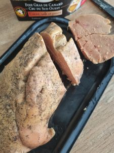 Lobe de foie gras coupé en tranches
