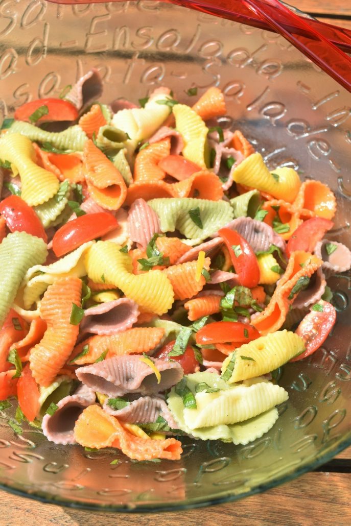 Pâtes de couleur en salade