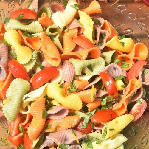 Salade de pâtes colorées