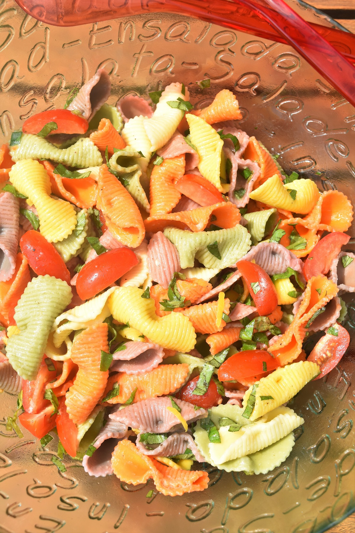 Salade de pâtes colorées