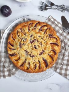 Tarte briochée aux prunes, crème d'amande et streusel