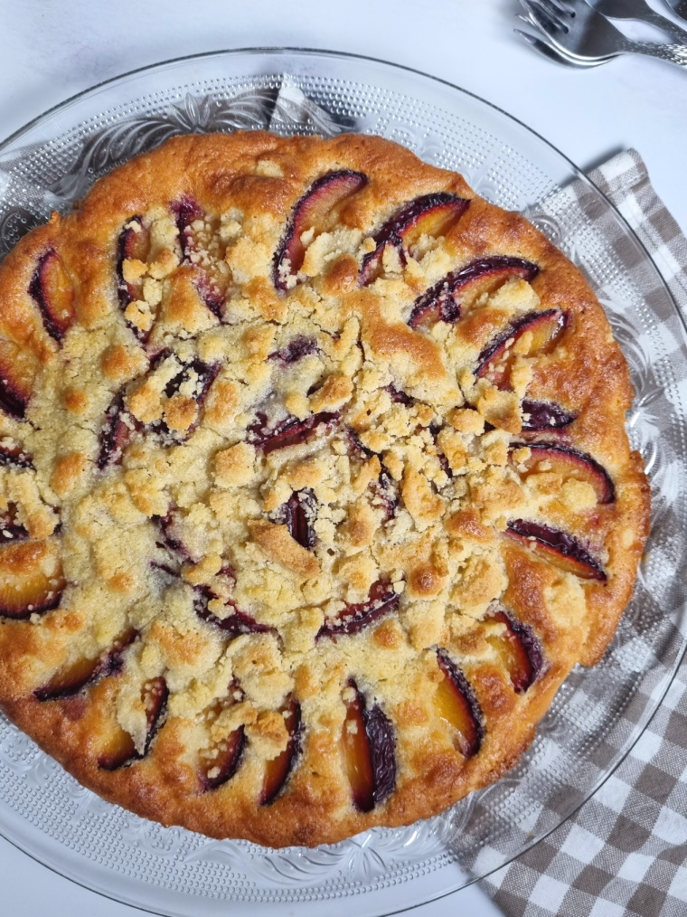 Tarte briochée aux prunes rouges